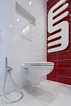 Závěsné wc s přídatnou sprškou je součástí koupelnového prostoru