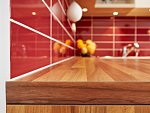 Detail kvalitního zpracování dřevěné pracovní desky kuchyňské linky