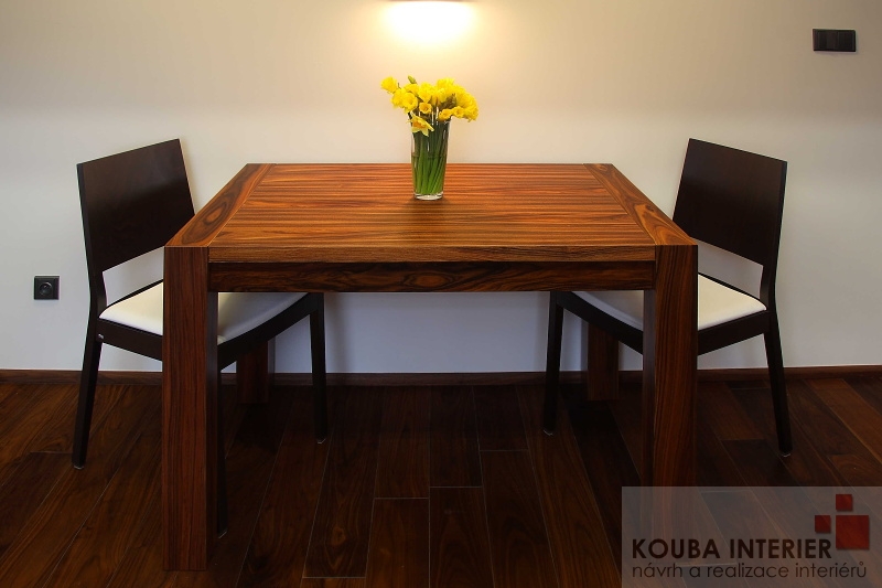 dřevěný stůl palisandr