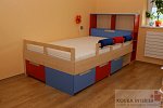 Barevná dětská postel s velkým množstvím úložných prostorů