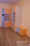 Barevné dřevěné skříně v dětském pokoji