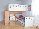 Modrobílá designová sestava do dětského pokoje obsahuje postele i skříňky