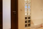 Luxferové průhledy dodají chodbě přirozené světlo z koupelny
