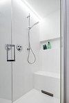 sprchový kout se sedátkem ve sprše + netypický sprchový kanálek ve stěně