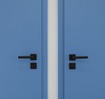 modré dveře s černým kováním