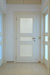 Detail světlých interiérových dveří v bytě na Vinohradech