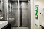 velký sprchový kout, šedá a černá mozaika