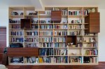 obývací pokoj s knihovnou