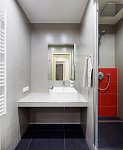 Moderní minimalistická koupelna se sprchovým koutem