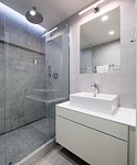 koupelna s šedým obkladem