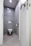 WC, šedý obklad