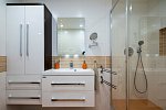 Prostorný sprchový kout a úložné prostory v koupelně