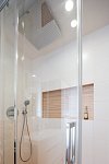 Proti úniku vody ze sprchového kouta slouží designová prosklená stěna