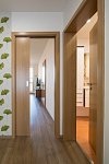 Šoupací dveře z kvalitního dřeva vedoucí do obývací části bytu
