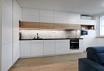 kuchyň - dřevěný dekor + bílá