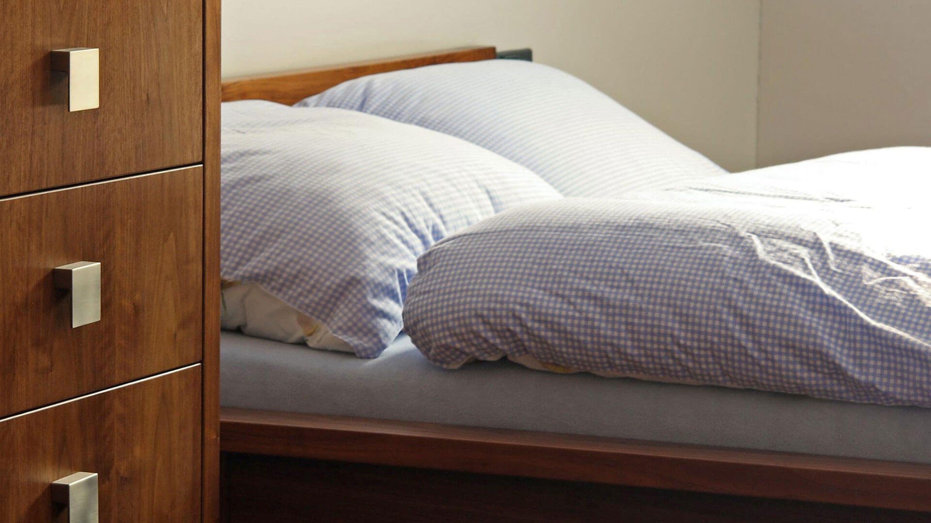 Dřevěné masivní postele a ložnice