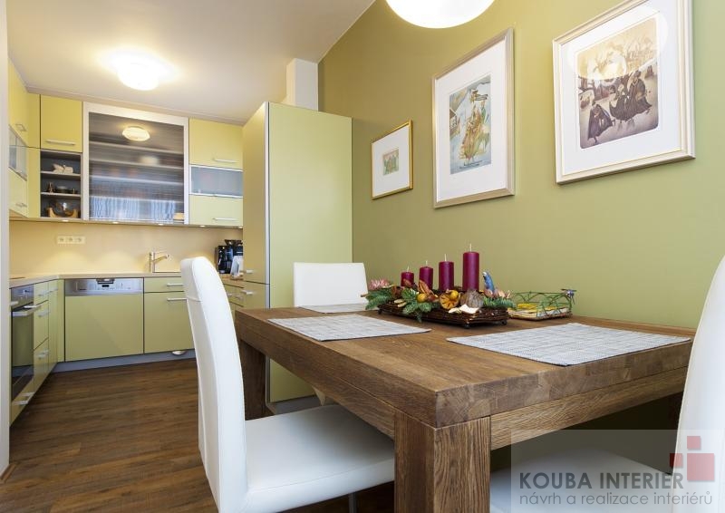 dubový jídelní stůl v moderní kuchyni